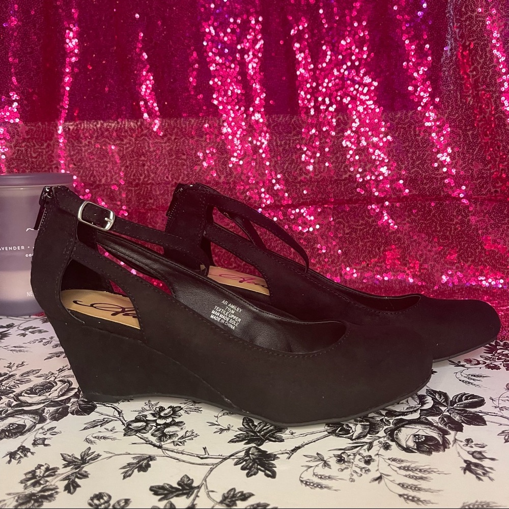 Black platform shoe